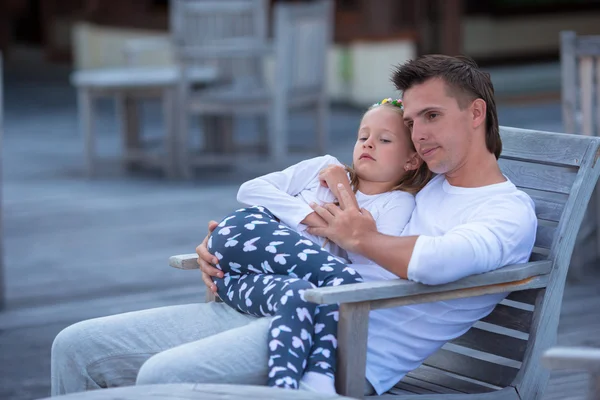 Feliz padre y su adorable hijita relajarse en las vacaciones tropicales —  Fotos de Stock