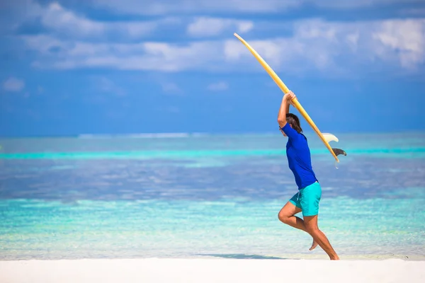 Feliz joven surfeando en la costa tropical — Foto de Stock