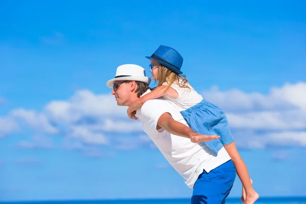 Bedårande liten flicka och glad pappa under tropisk strandsemester — Stockfoto