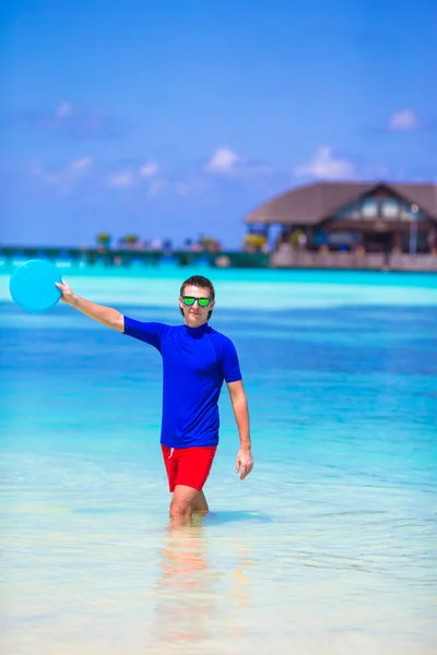 Oung man enjoying summer vacation on tropical beach — Stock Photo, Image