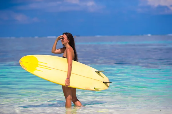 Mulher surfista bonita surfar durante as férias de verão — Fotografia de Stock