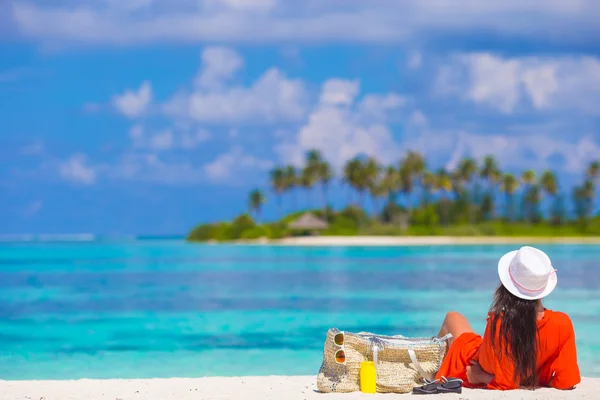 아름다운 아가씨가 해변에서 쉬고 있다 — 스톡 사진