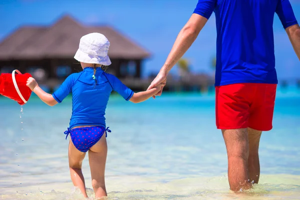 Menina e pai durante as férias na praia tropical — Fotografia de Stock