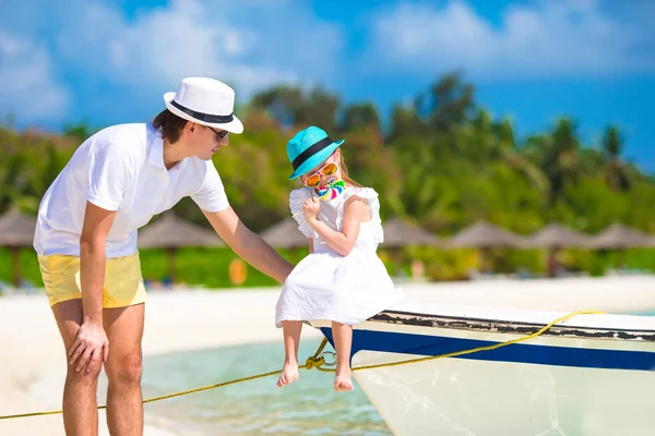 Unga far och lilla dotter på tropical beach — Stockfoto