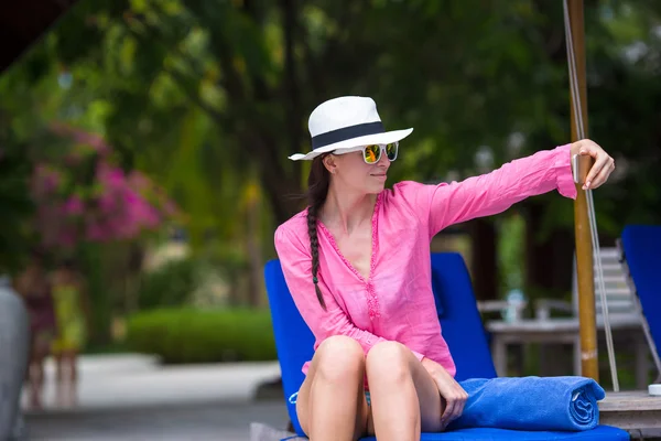 Joven hermosa mujer tomando selfie con teléfono al aire libre durante las vacaciones en la playa — Foto de Stock