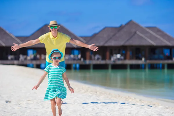 Giovane padre e piccola figlia sulla spiaggia tropicale — Foto Stock