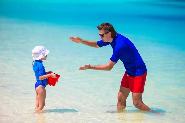 Mutlu baba ve küçük kızı eğlenceli tropikal plaj var — Stok fotoğraf