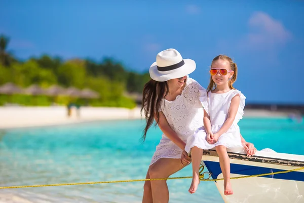 Mały dziewczyna i młoda matka podczas wakacji na plaży — Zdjęcie stockowe