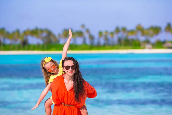 Little adorable girl and happy mom having fun during beach vacation — Stock Photo, Image