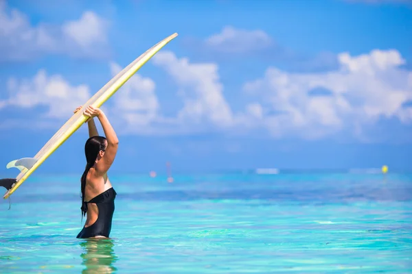 夏休み中にサーフィン美しいサーファー女性 — ストック写真