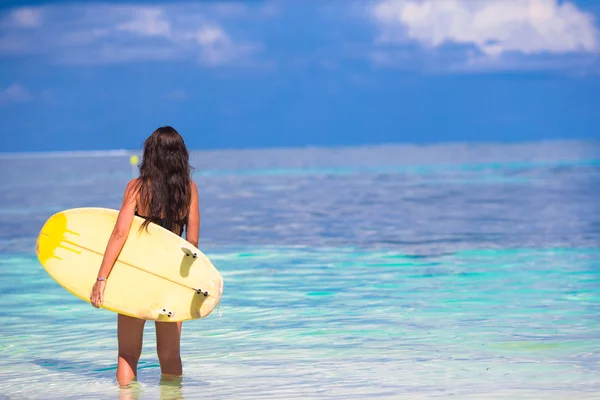 Beautiful surfer woman surfing during summer vacation — Stock Photo, Image