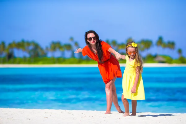 Niña y madre joven durante las vacaciones en la playa —  Fotos de Stock