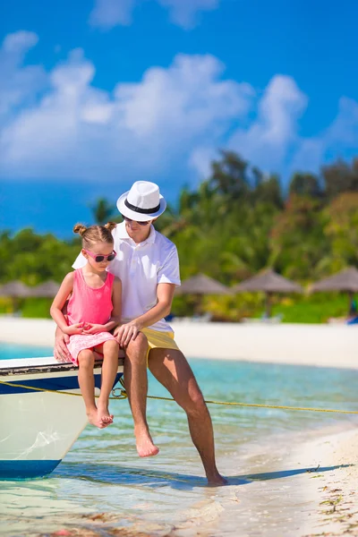 Happy father and his adorable little daughter at tropical beach having fun — Stock Photo, Image