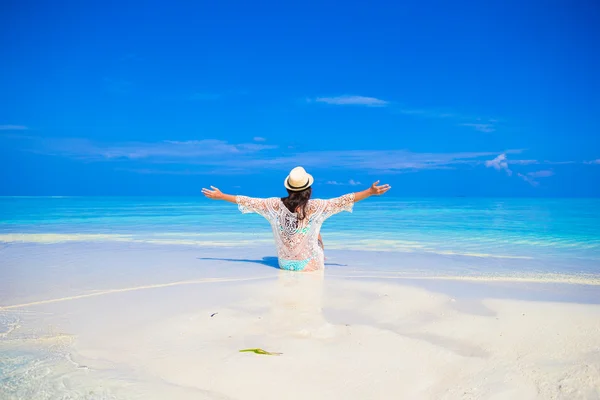 Jonge vrouw genieten van tropisch strandvakantie — Stockfoto