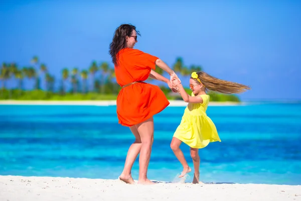 Little adorable girl and happy mom enjoy beach vacation — Stock Photo, Image