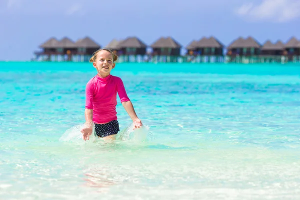 Liebenswertes kleines Mädchen am Strand während der Sommerferien — Stockfoto