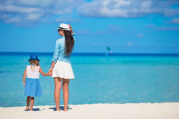 Weinig meisje en jonge moeder tijdens strandvakantie — Stockfoto