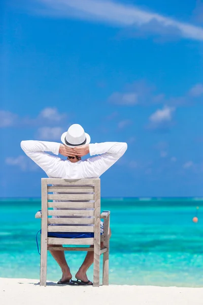 Young man enjoying summer vacation on tropical beach — Stock Photo, Image