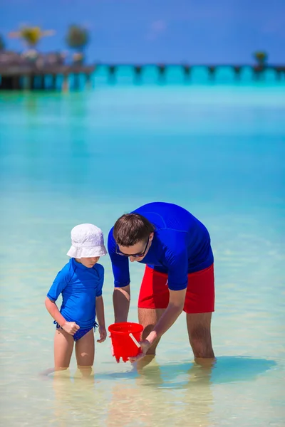 행복 한 아버지와 딸 열 대 해변에서 재미를가지고 — 스톡 사진