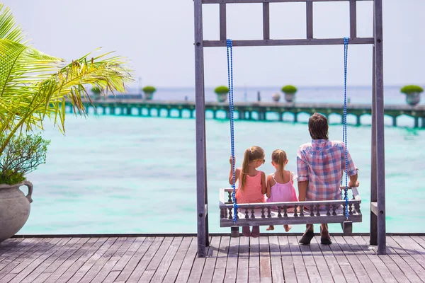 Père heureux et ses adorables petites filles à la plage tropicale s'amuser — Photo