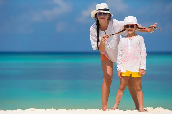 Kleines Mädchen und junge Mutter im Strandurlaub — Stockfoto