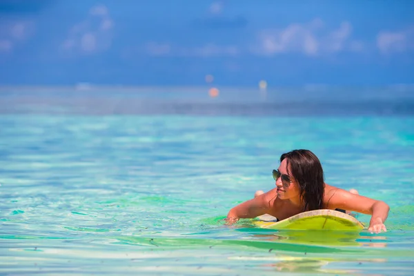 Mooie surfer vrouw surfen tijdens de zomervakantie — Stockfoto