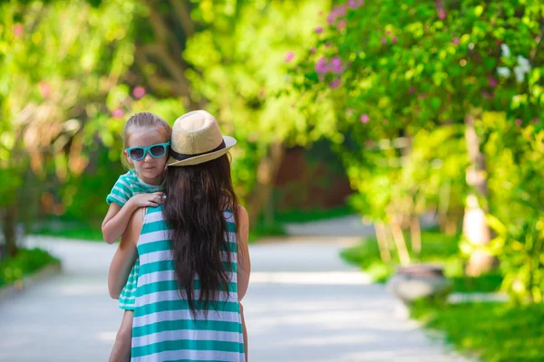 Bambina e giovane madre durante le vacanze al mare — Foto Stock