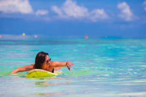 Dama młody internauta surfowania podczas wakacji na plaży — Zdjęcie stockowe