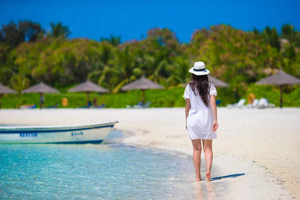 Young beautiful woman on beach during tropical vacation — Stock Photo, Image