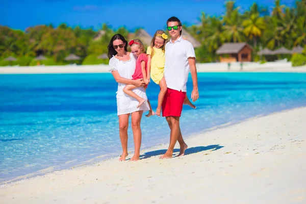 Lycklig familj på vita stranden under sommarlovet — Stockfoto