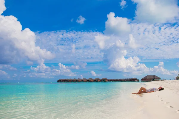 Wanita muda menikmati liburan pantai tropis — Stok Foto