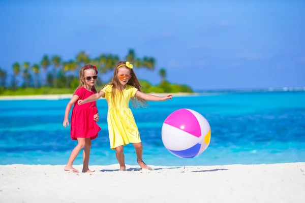 Niñas adorables jugando en la playa con pelota —  Fotos de Stock