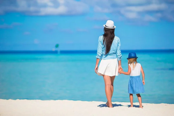 Weinig meisje en jonge moeder tijdens strandvakantie — Stockfoto