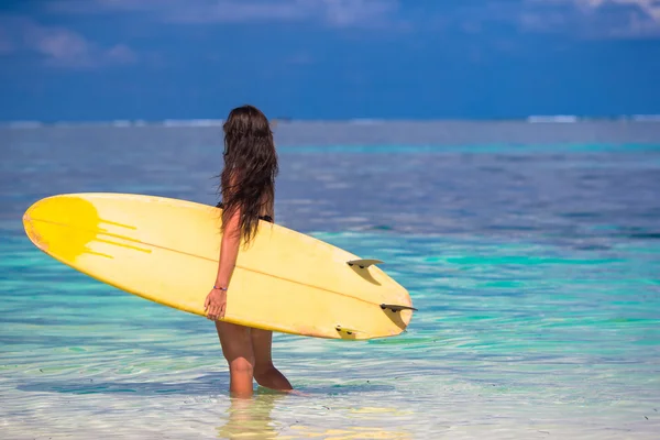 Beautiful surfer woman surfing during summer vacation — Stock Photo, Image