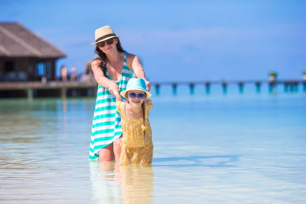 Mutter und Tochter genießen Zeit am tropischen Strand — Stockfoto