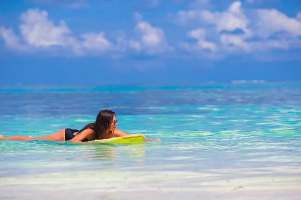 Beautiful surfer woman surfing during summer vacation — Stock Photo, Image