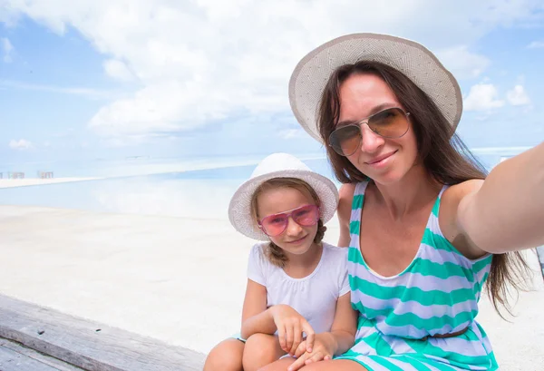 Mother and little girl taking selfie at tropical beach — Stock Photo, Image