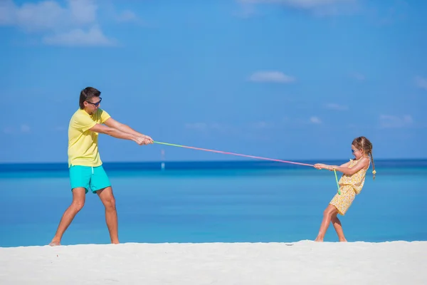 Buon padre e la sua adorabile figlioletta sulla spiaggia tropicale divertirsi — Foto Stock