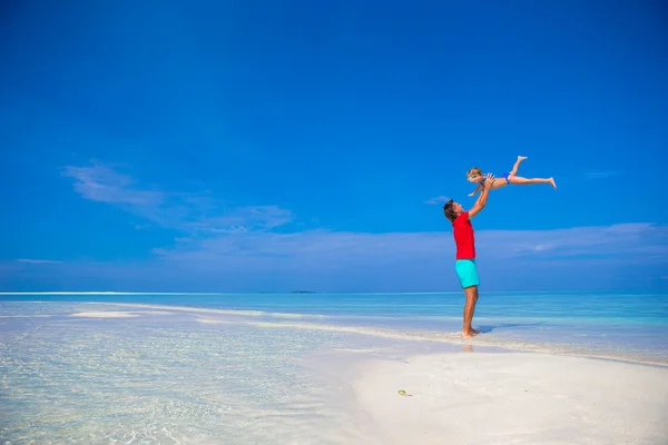 Buon padre e la sua adorabile figlioletta sulla spiaggia tropicale divertirsi — Foto Stock