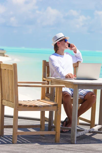 Business man calling by cell phone on white beach — Stock Photo, Image