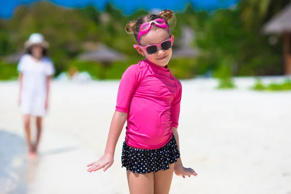 Underbar liten flicka på stranden under sommarlovet — Stockfoto