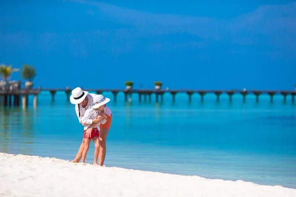 Beach tatil sırasında küçük kız ve genç anne — Stok fotoğraf