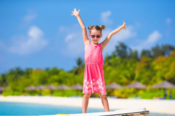 Schattig klein meisje aan het strand tijdens de zomervakantie — Stockfoto