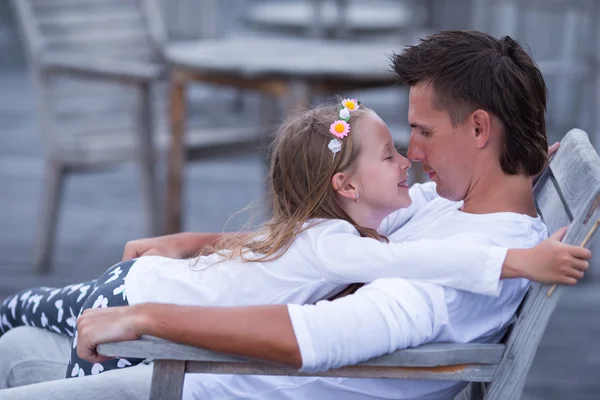 Glücklicher Vater und seine entzückende kleine Tochter entspannen im Tropenurlaub — Stockfoto