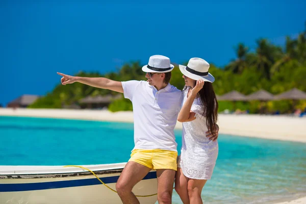 Young happy couple on white beach at summer vacation — Stock Photo, Image