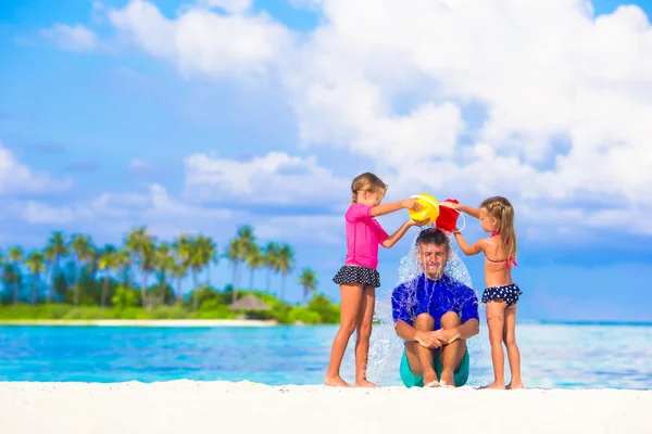 Young dad and little girls having fun during summer beach vacation — Stock Photo, Image