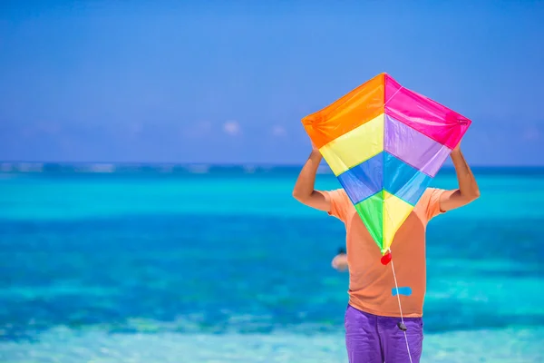 Young man with a kite on a background of turquoise sea — Stock Photo, Image