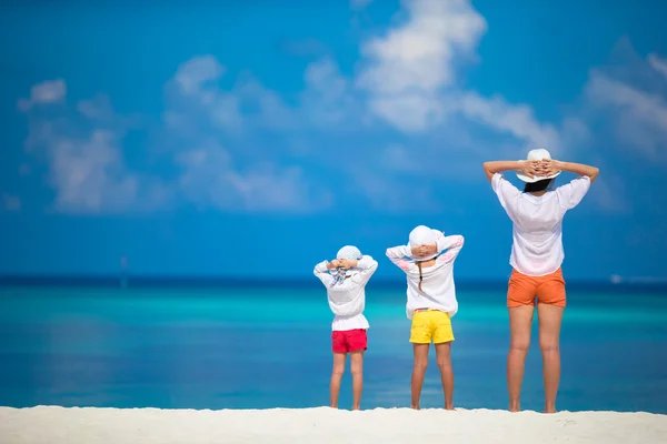 Adorables niñas y madres jóvenes en la playa tropical blanca —  Fotos de Stock