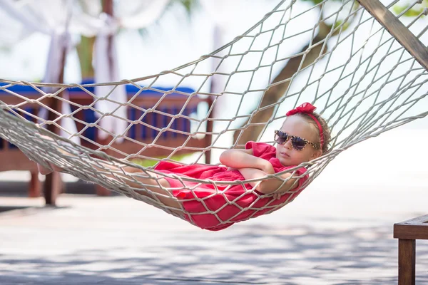 Adorable little girl on tropical vacation relaxing in hammock — Stock Photo, Image