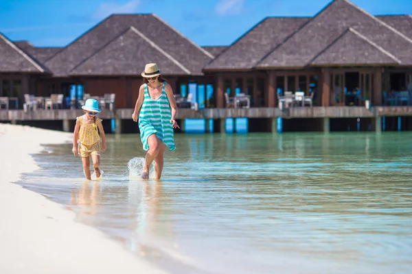 Matka i córka cieszą się czasem na tropikalnej plaży — Zdjęcie stockowe